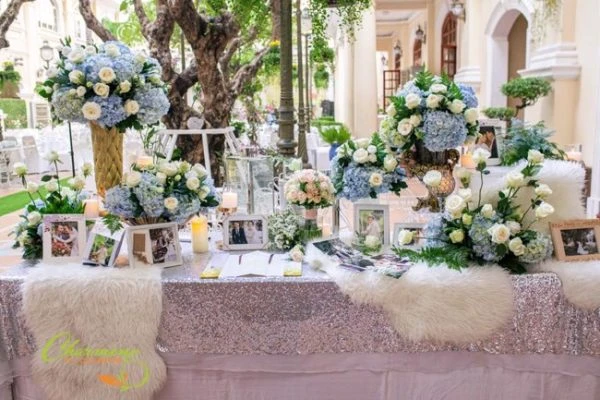Cắm hoa hồng để bàn cưới trong giỏ