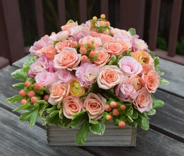 Cắm hoa hồng để bàn cưới trong ly tách sứ