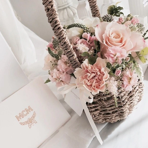 Cắm hoa hồng trong bóng đèn đầy cá tính